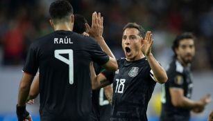 Raúl Jiménez y Andrés Guardado en partido con la Selección 