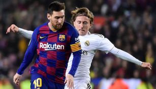 Modric pelea un balón con Messi en el Clásico español 