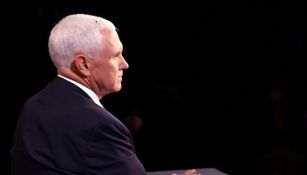 Mosca se posa sobre Mike Pence 