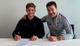 Maurizio posa con su padre tras firmar con Tottenham