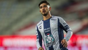 Víctor Guzmán durante un duelo con Pachuca 