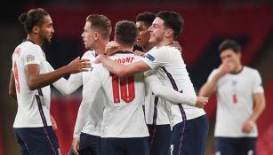 Jugadores de Inglaterra festejan el gol de la victoria
