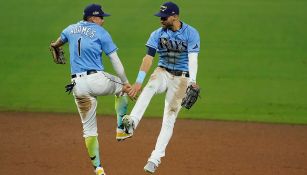 Jugadores de los Rays celebran la victoria