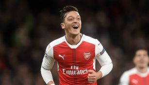 Özil en festejo con Arsenal