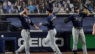 Jugadores de los Rays festejan una anotación