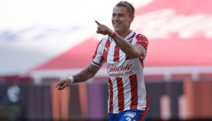 Chicote Calderón festeja un gol con Chivas en el Akron 