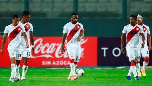 Jugadores de Perú tras la derrota ante Brasil 