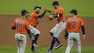 Jugadores de Astros festejan la victoria ante Rays