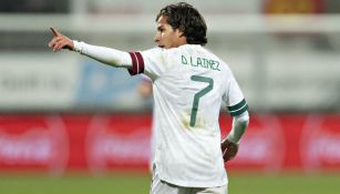 Diego Lainez en celebrando con el Tri