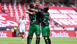 Jugadores de Santos festejan el gol