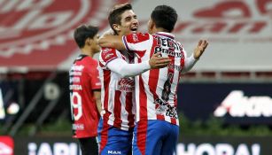 Jugadores de Chivas celebrando un gol