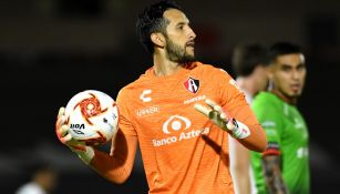 Camilo Vargas durante un partido con Atlas