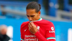 Virgil van Dijk luego de salir por lesión ante el Everton