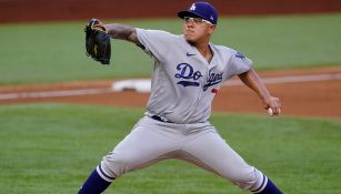 Urías lanza la bola con los Dodgers