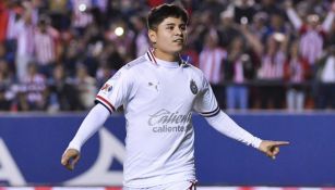 Chofis López celebrando con Chivas