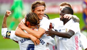 Jugadores del Madrid celebran gol vs Barcelona