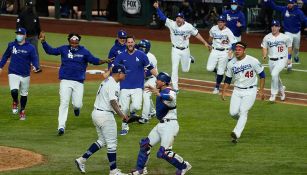 Jugadores de Dodgers corren con Urías para festejar el título