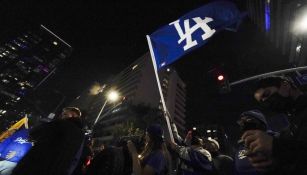 Afición de los Dodgers festejando en Los Ángeles
