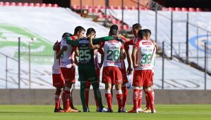 Jugadores de Necaxa previo al partido contra Gallos