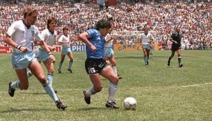 Maradona burla a jugadores ingleses en México 86 