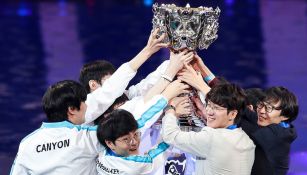 El equipo de DAMWON levantando el trofeo de Campeón del Mundo