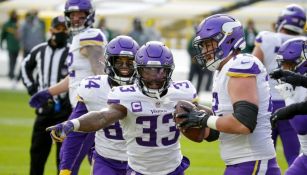 Dalvin Cook celebrando con sus compañeros un touchdown