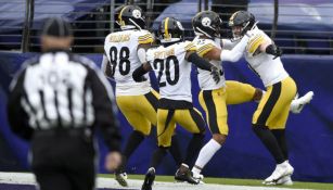 Jugadores de Pittsburgh celebran touchdown