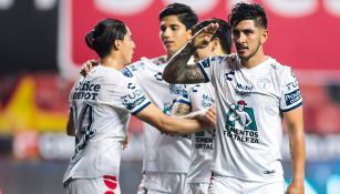 Víctor Guzmán celebra un gol con Pachuca