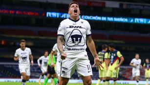 Juan Manuel Iturbe celebrando una anotación con Pumas