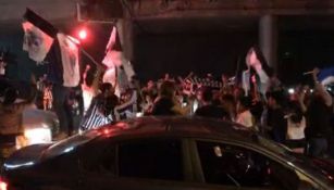 Aficionados de Monterrey en la Macroplaza celebrando el título de Copa MX