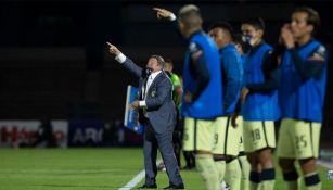 Miguel Herrera da indicaciones en el partido vs Juárez