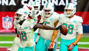 Jugadores de Dolphins celebran una anotación