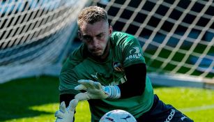 Jasper Cillessen, en un entrenamiento del Valencia 