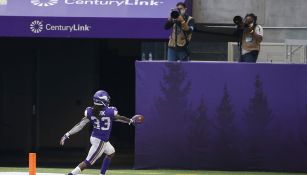 Dalvin Cook festeja un touchdown con los fotógrafos