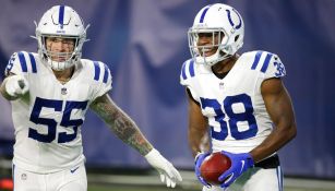 Jugadores de los Colts festejan una jugada