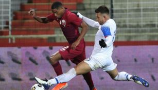 Jugadores de Costa Rica y Catar disputando un balón