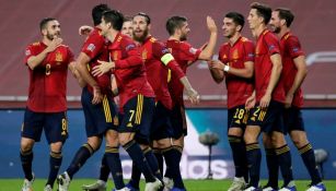 Jugadores de España festejan un gol