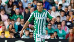 Andrés Guardado durante un duelo con el Betis 