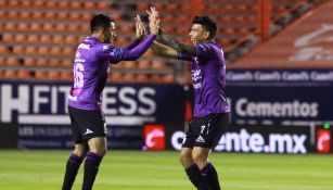 Rocha y Mendoza celebrando un gol con Mazatlán