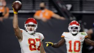 Kelce alza el balón del TD del triunfo