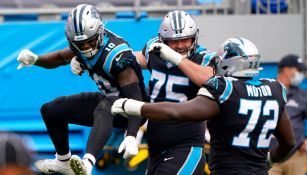 Jugadores de Panthers celebran TD vs Lions