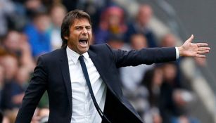 Antonio Conte da indicaciones en un duelo del Inter 