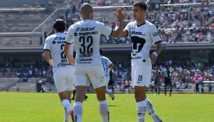 Dinenno y González, tras un gol de Pumas