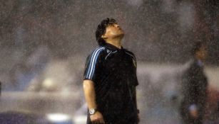 Diego Armando Maradona bajo la lluvia luego de un partido