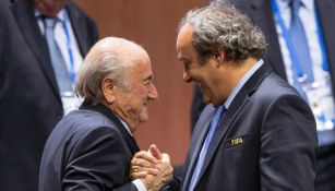 Joseph Blatter y Michel Platini en saludo