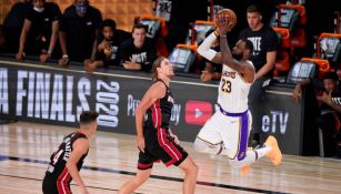 LeBron James en un partido con los Lakers de Los Ángeles