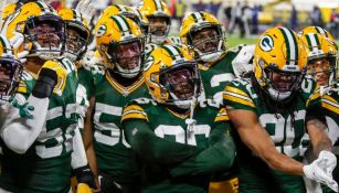 Jugadores de Green Bay festejan una intercepción