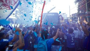 Afición de Cruz Azul recibiendo al equipo