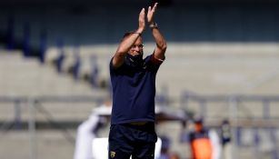 Andrés Lillini en el partido de Pumas vs Pachuca