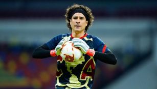 Guillermo Ochoa calentando previo al partido con Chivas